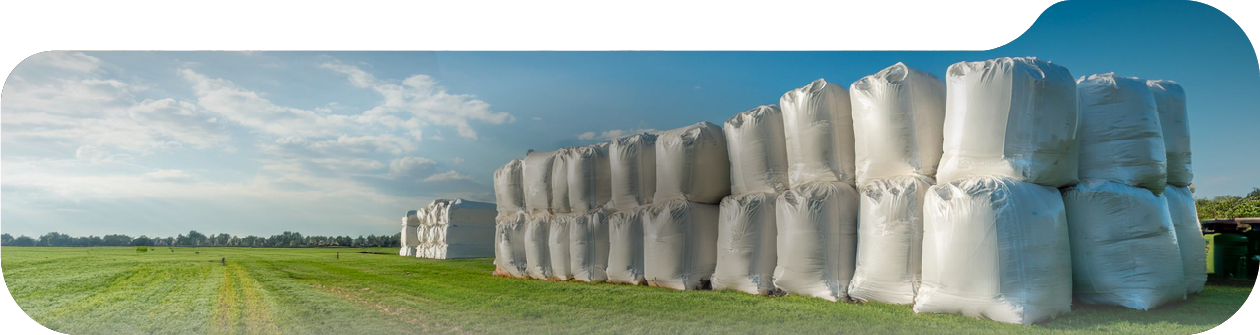 Big Bags llenos apilados al aire libre