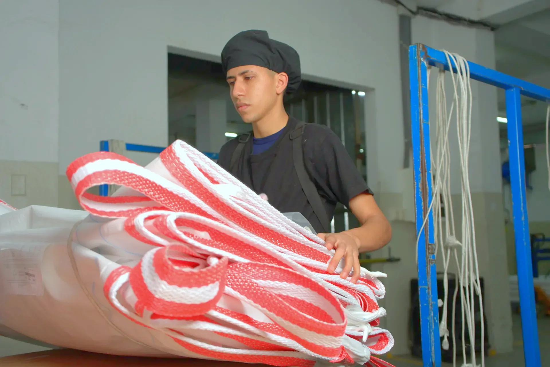 Big Bags NEGASAC con asas rojas y blancas en planta